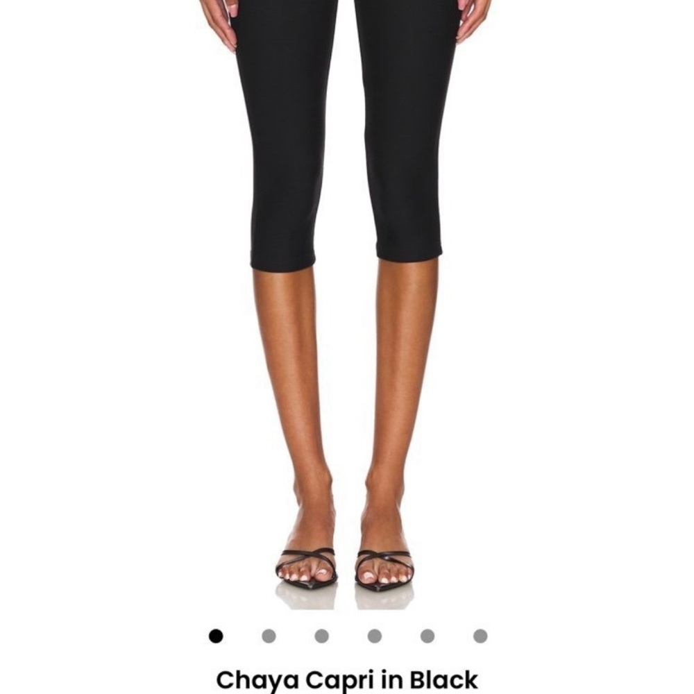 superdown Chaya Capri in Black